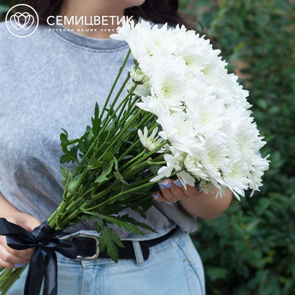 Траурный букет из 10 белых кустовых хризантем