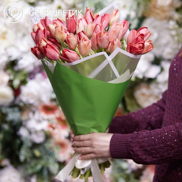 Букет из 51 кораллового тюльпана