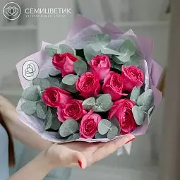 Букет из 9 малиновых пионовидных роз Дэвид Остин и эвкалипта Букет из 9 красных пионовидных роз Wanted 50 см (Эквадор) с эвкалиптом