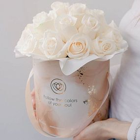 Букет в бежевой шляпной коробке Amour Mini из 25 белых роз Vendela (Эквадор)
