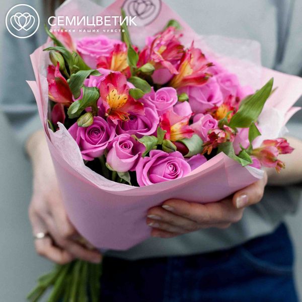 Букет из 15 розовых роз 30 см (Кения) и 7 малиновых альстромерий