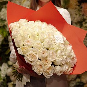 Букет из 51 белой пионовидной розы White O'Hara 40 см