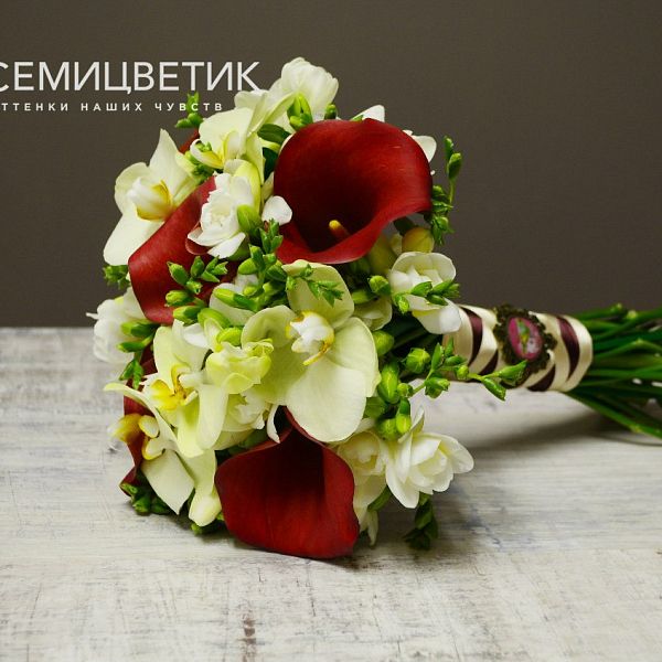 Свадебный букет из калл, фрезии и орхидеи фаленопсис