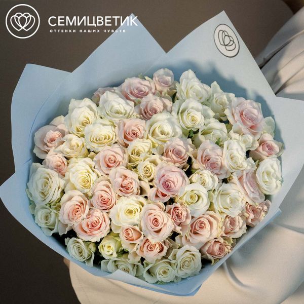 Букет из 51 белой и нежно-розовой розы 40 см (Кения) в голубой пленке