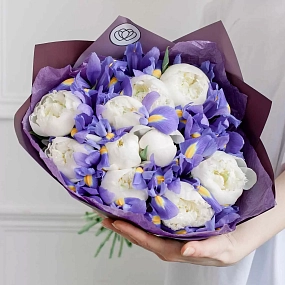 Букет из 10 белых пионов Premium и 15 синих ирисов в сиреневой пленке