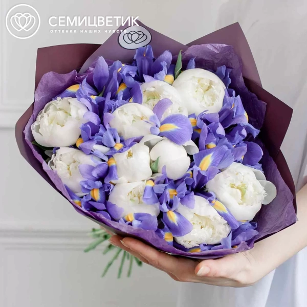 Букет из 10 белых пионов Premium и 15 синих ирисов в сиреневой пленке