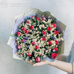 Букет из тюльпанов и ирисов в зеленой пленке