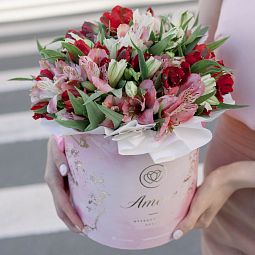 Букет в розовой шляпной коробке Amour Mini из 25 альстромерий микс