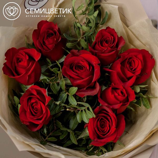 Букет из 9 красных роз Ever Red 40 см с фисташкой