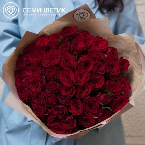 Букет из 45 красных роз 40 см (Кения) в кремовой пленке