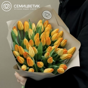 Букет из 51 оранжевого тюльпана в кремовой пленке