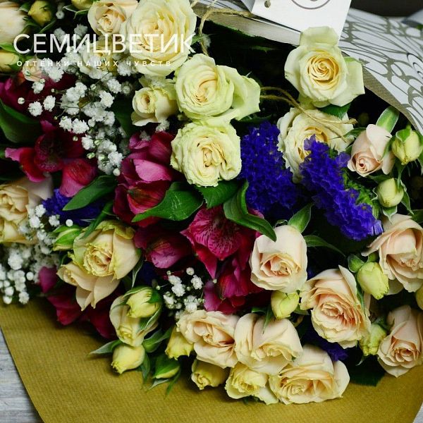 Букет из кустовой розы и альстромерии с зеленью в упаковке