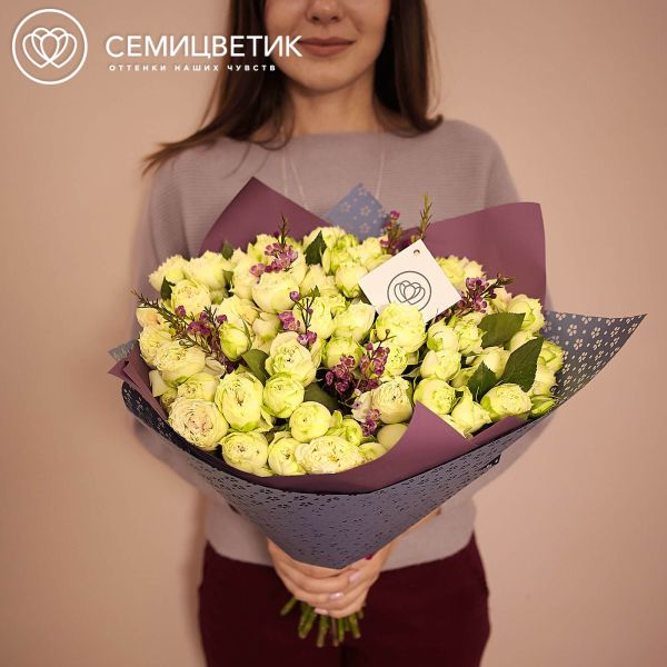 Букет из 25 бело-фисташковых кустовых пионовидных роз Blanchette 40 см с зеленью