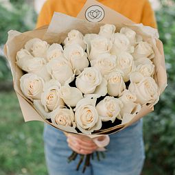 Букет из 25 белых роз Vendela 60 см (Эквадор)