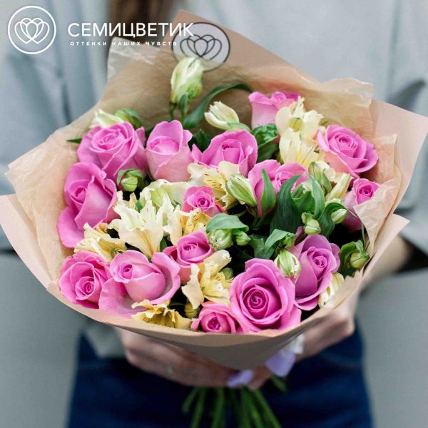 Букет из 15 розовых роз 30 см (Кения) и 7 кремовых альстромерий