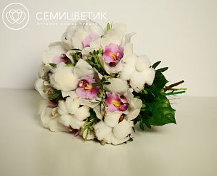 Свадебный букет из орхидеи цимбидиум и хлопка