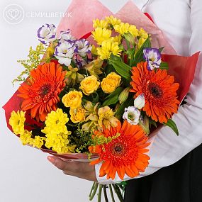 Букет из герберы, кустовой хризантемы и кустовых роз в упаковке