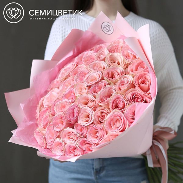 Букет из 51 нежно-розовой розы Esperance 60 см (Кения) в розовой упаковке