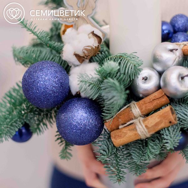 Композиция в кашпо с елью, свечой и синим декором