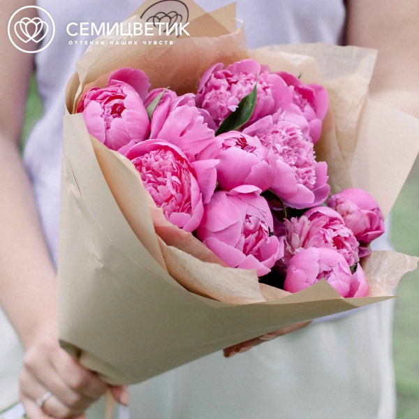 Букет из 11 ярко-розовых пионов Standart в кремовой пленке