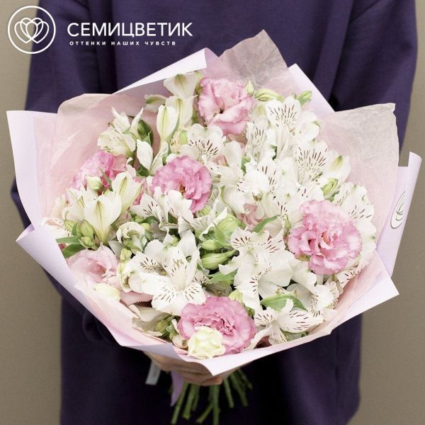 Букет из 15 белых альстромерий и 6 розовых лизиантусов в розовой пленке