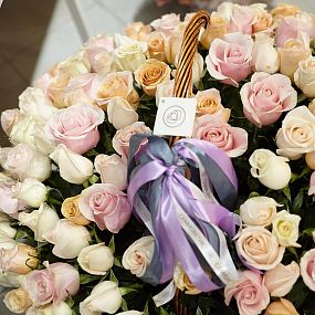 Композиция из 201 розы микс (Эквадор) в корзине
