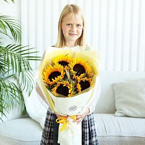 Букет из 5 подсолнухов с пшеницей в упаковке