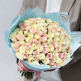 Букет из 101 белой и нежно-розовой розы 30 см (Кения)