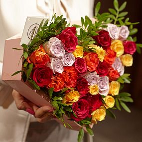 Композиция сердце из 31 кенийской розы микс и фисташки
