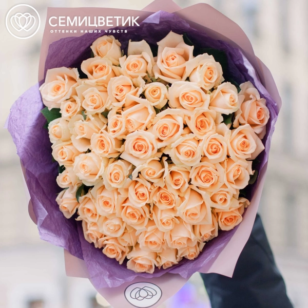 Букет из 51 кремовой розы Пич Аваланш 35-40 см (Россия) в сиреневой пленке