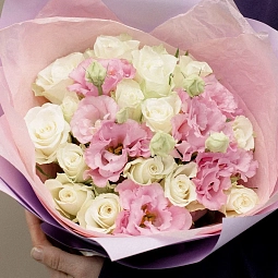 Букет из 15 белых роз (Кения) с 6 розовыми лизиантусами