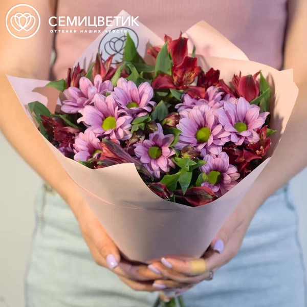 Букет из 2 розовых кустовых хризантем и 5 красных альстромерий в розовой пленке