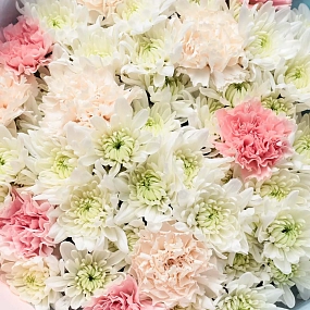 Букет из белых кустовых хризантем и гвоздик в розовой пленке
