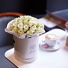 Букет в белой шляпной коробке Amour Mini из 35 белых роз (Кения) Standart