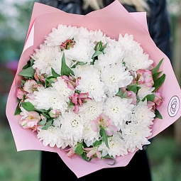 Букет из 5 белых кустовых хризантем и 10 розовых альстромерий в розовой пленке