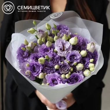 Букет из 9 сиреневых махровых лизиантусов в прозрачной упаковке