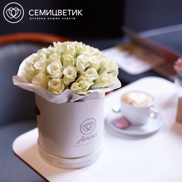 Букет в белой шляпной коробке Amour Mini из 35 белых роз (Кения)