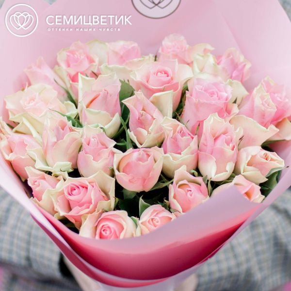 Букет из 25 розовых с фисташковой каймой роз 40 см (Кения)