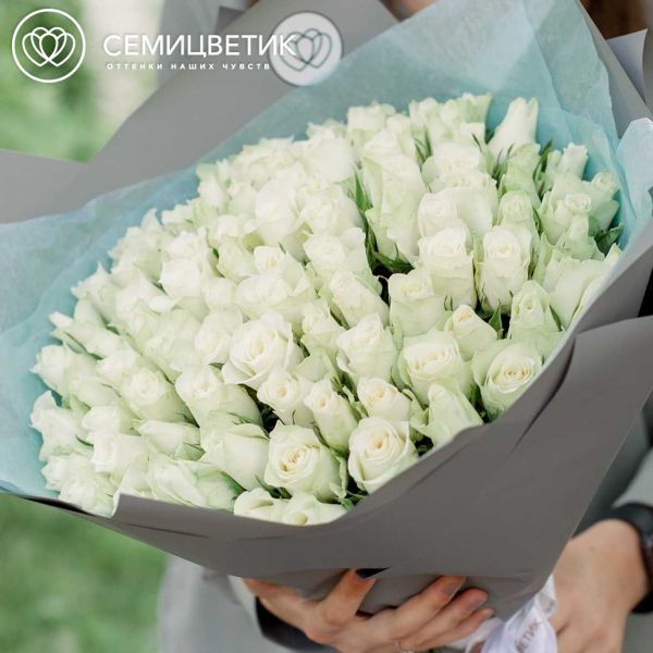 Букет из 101 белой розы 40 см (Кения) в голубой пленке
