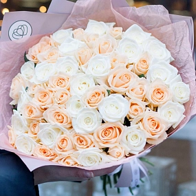 Большой букет  из 51 белой и кремовой розы 40 см (Россия) в сиреневой пленке
