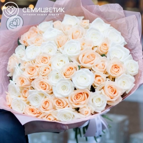 Букет из 51 белой и кремовой розы 40 см (Россия) в сиреневой пленке