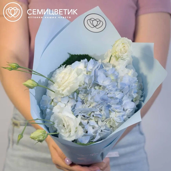 Букет из голубой гортензии и 3 белых лизиантусов в голубой пленке