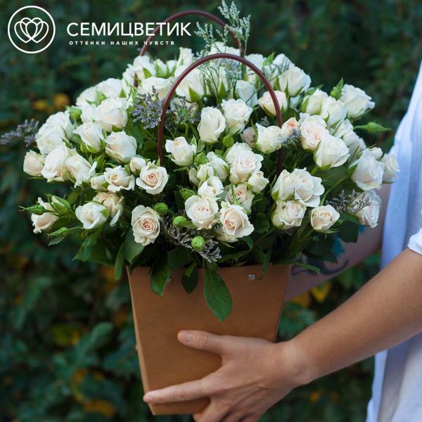 Композиция из 21 кремовой кустовой розы с лимониумом в сумочке