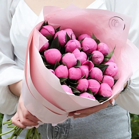 Букет из 25 ярко-розовых пионов Standart в бордовой пленке