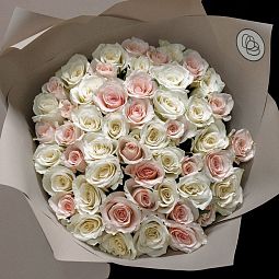Букет из 51 белой и нежно-розовой розы 40 см (Кения) в кремовой пленке