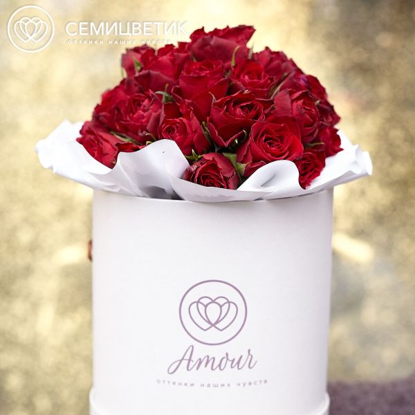 Букет в белой шляпной коробке Amour Mini из 35 красных роз (Кения)
