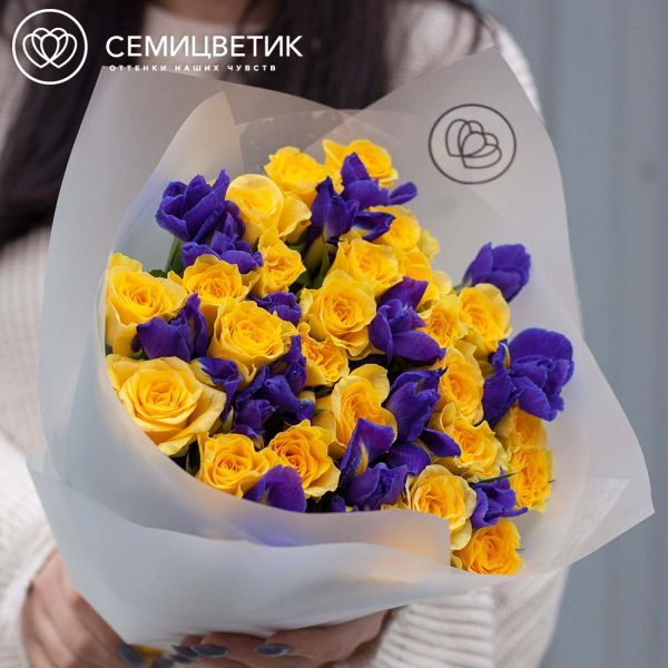 Букет из 25 желтых роз (Россия) и 16 синих ирисов