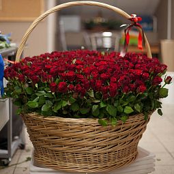 Композиция из 501 красной розы (Кения) в корзине