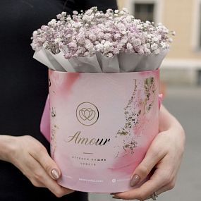 Монобукет  в розовой шляпной коробке Amour Mini из сиреневой гипсофилы