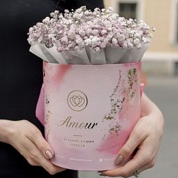 Современный букет в розовой шляпной коробке Amour Mini из сиреневой гипсофилы